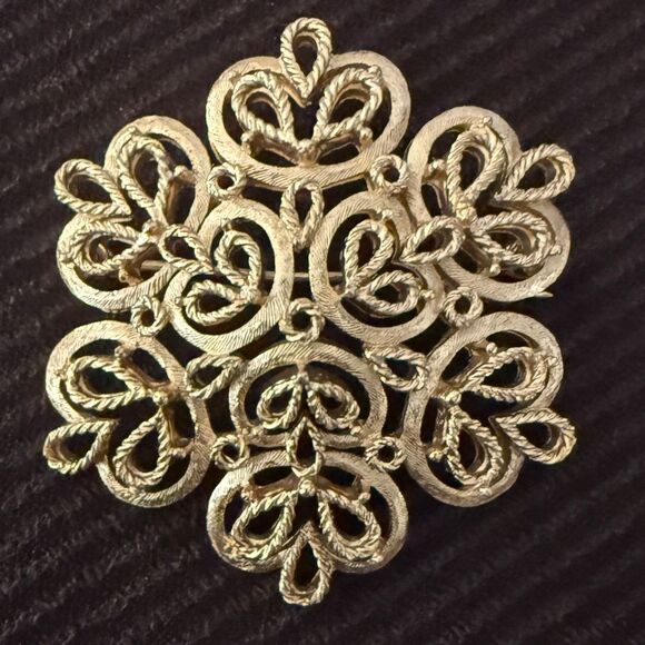 Vintage TRIFARI Gold-Tone Filigree Brooch – Ornate Scroll Design - Picture 5 of 15